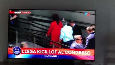 CFK haciendo Fuck You! a la gente.