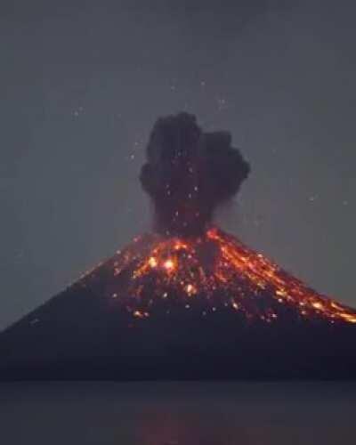 🔥 The eruption of the Klyuchevskaya Sopka in Kamchatka, Russia.