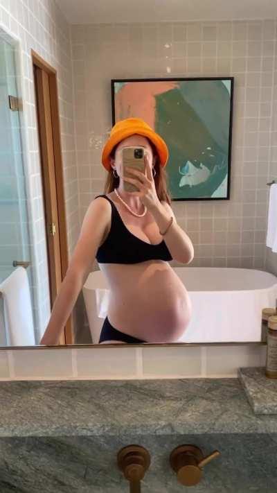 Bonnie Wright Pregnant Bikini Slowmo Vid