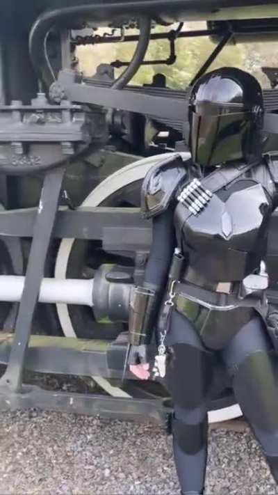 Else world's Mandalorian cosplay