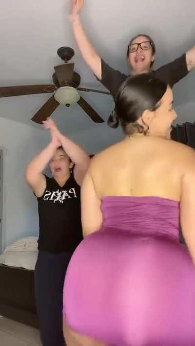 Ese culo con ese vestidito🍑