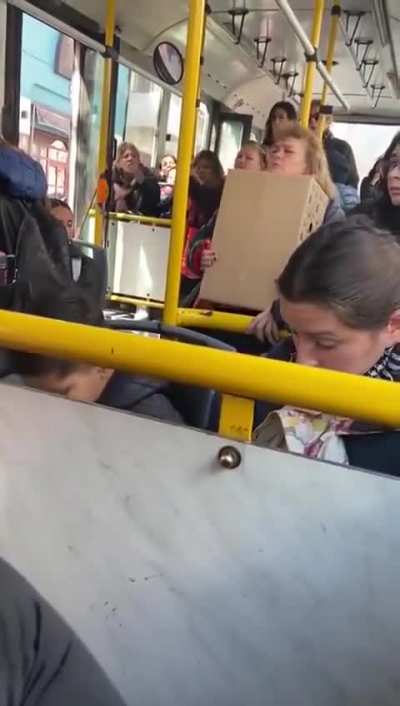 Señora llevaba a un firulais en una caja y los pasajeros del bondi la increparon