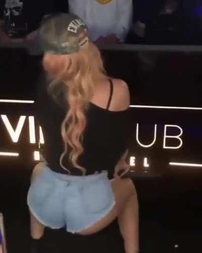 Her ass🍑🍑make me 💦💦💦💦