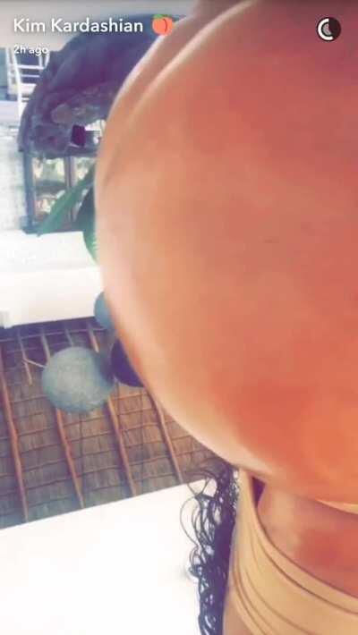 Kim Kardashian Showing Off Her Oiled Big Ass