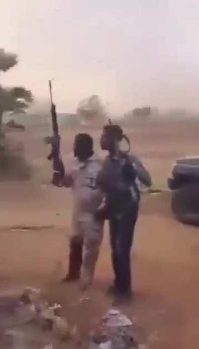 Sudanese soldiers taking incoming fire from the RSF in Babanusa