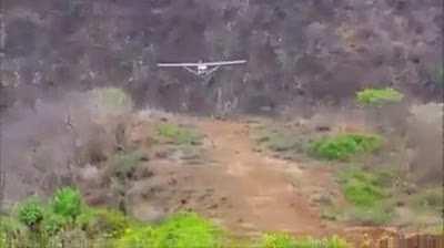 Avioneta aterrizando en la sierra de Durango, México.