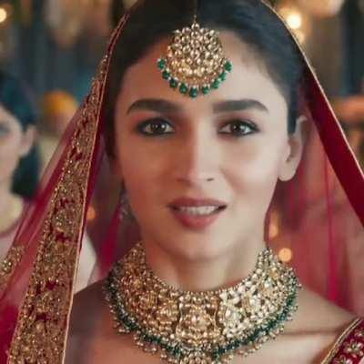 Alia bhatt is ready to get banged after marriage. Look at her slutty expressions😍😍