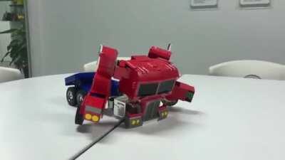 This Transformers robot actually living up to its name