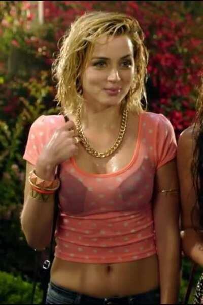 Ana de Armas soaked with rain and can't stop laughing!