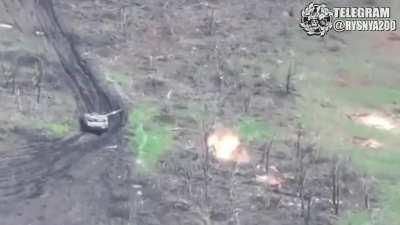 Ucrainian tank destroys rusian tank and survives 3 ATGM attacks