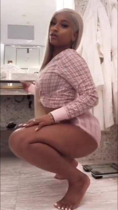 Jennaske Twerking in cute outfit