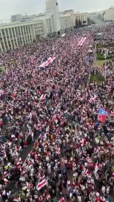 HUGE protest in Belarus - Minsk, today...confrontations are expected...lots of military police in front of the presidential palace and the mob is going towards it.