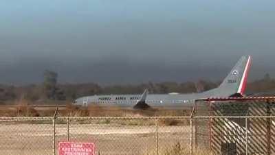 First video of one of the Mexicain Armed Forces B737-8 that landed in Culiacan, with audible gunshots