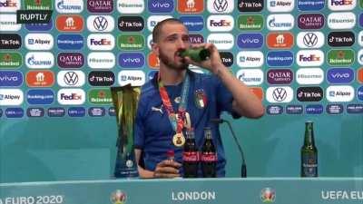 Bonucci is drinking Heineken &amp;amp; Coca Cola at the press conference