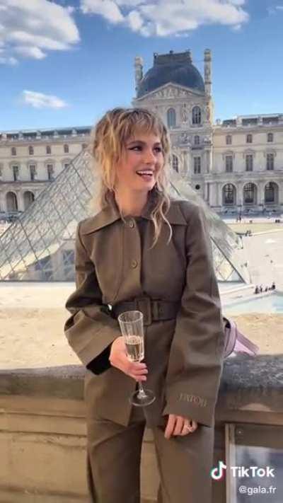 Fashion in Louvre