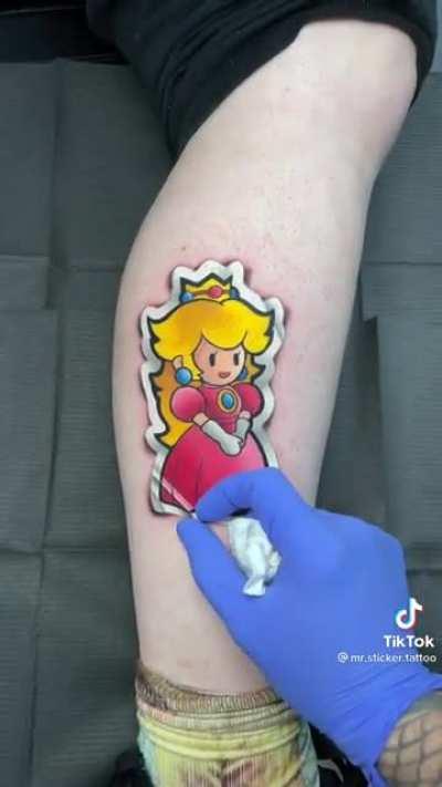 This tattoo that looks like a sticker! Credit:@mr.sticker.tattoo