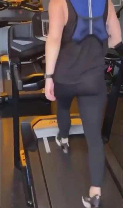 Renee Paquette yoga pants at the gym