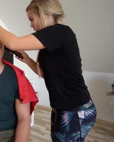 Julia in Leggings ... Video: „Julia Beautx schneidet mir die Haar“ von EinKevinTV ... #RIPBeautxVlogs