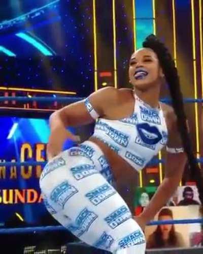 Bianca Belair smacking that booty 🤤🍑😍