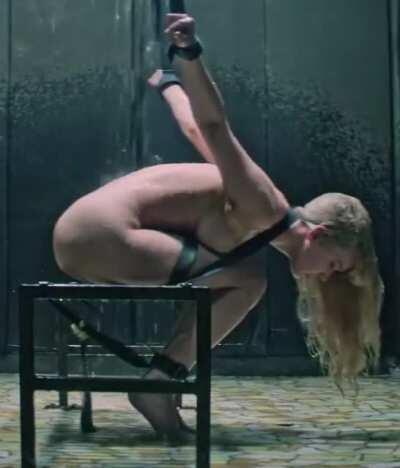 Jennifer Lawrence nude in Red Sparrow (side view)