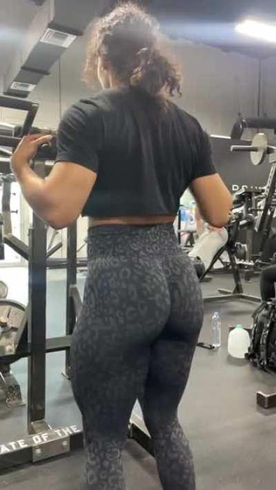 carolinatheamazon_ifbbpro showing off the off season bounce/thickness.