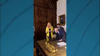 Milei hace un vivo desde el despacho presidencial