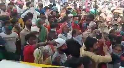 Migrants at Ghaziabad trying to register themselves for a place on Shramik Special trains