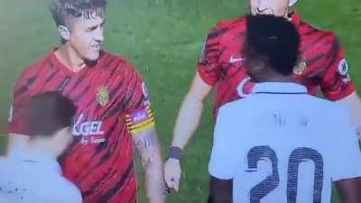 Raillo orders Vinicius to kiss Mallorca badge