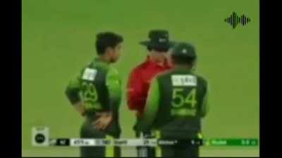 Sarfaraz Ahmed asks Martin Guptill to fuck-off after Guptill tries to interfere between Ahmed and Umpire