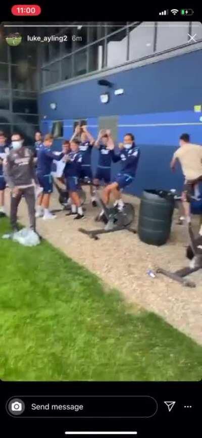 The squad welcoming Marcelo to training this morning 💙💛