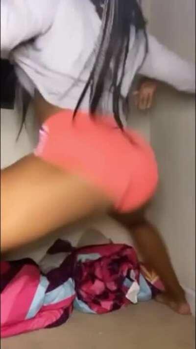 Kendalledabrat old twerk vid