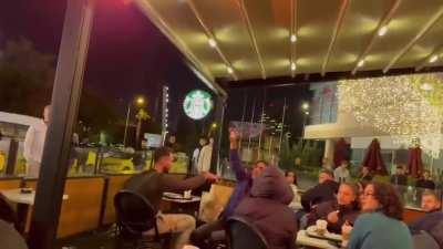 Adana'da bir grup, Starbucks'ta oturup kahve içenlere yumurtalı saldırı gerçekleştirdi. 