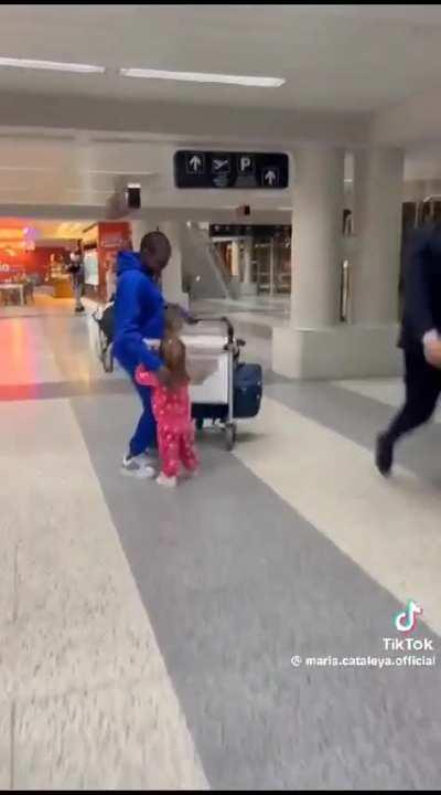 An emotional video showing a house helper at the airport, she was leaving the country to go back home.