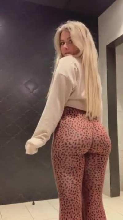 DAMN! This PAWG has a thick bubble butt 🤤🍑