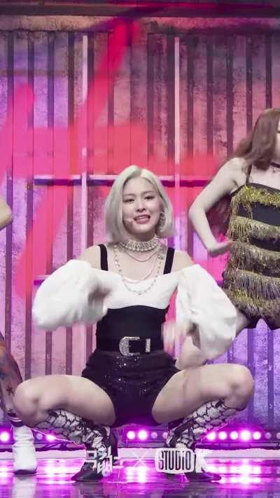 ITZY Ryujin jiggly thighs