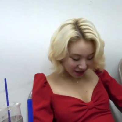 200903 - Chaeyoung in this red dress