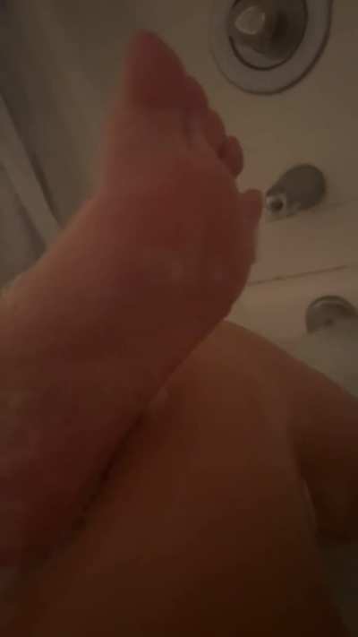 It's payday boys 😘 who wants bath time with these pretty soles? 