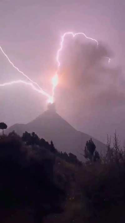 🔥A Volcanic Lightning Storm