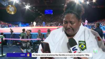 Entrevista de Beatriz Souza logo após ganhar o primeiro ouro do Brasil em Paris: &quot;Deu certo, mãe. Pai, eu consegui. Foi pela vó. É pra vó, mãe. Eu amo vocês mais que tudo.&quot;