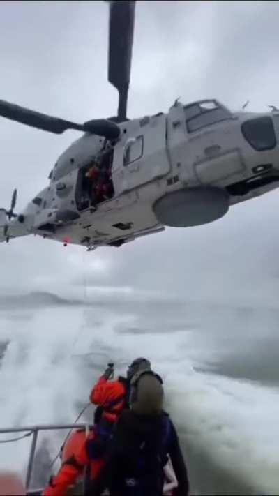 Medic pick-up at 25 knots (maybe Belgian Airforce NH90)