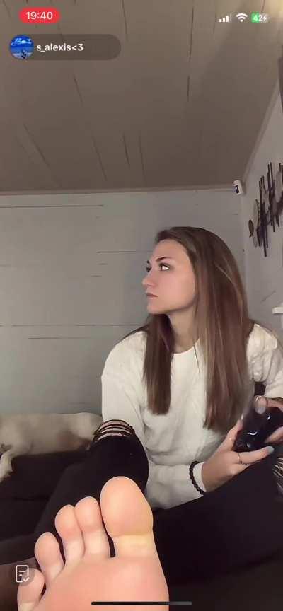 s_alexis feet she is on live TikTok