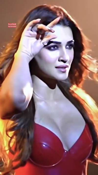 Kriti sanon hot red 🤤