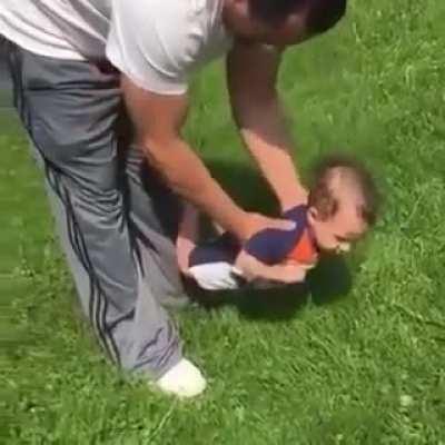 Toddlers afraid to put their feet on the grass