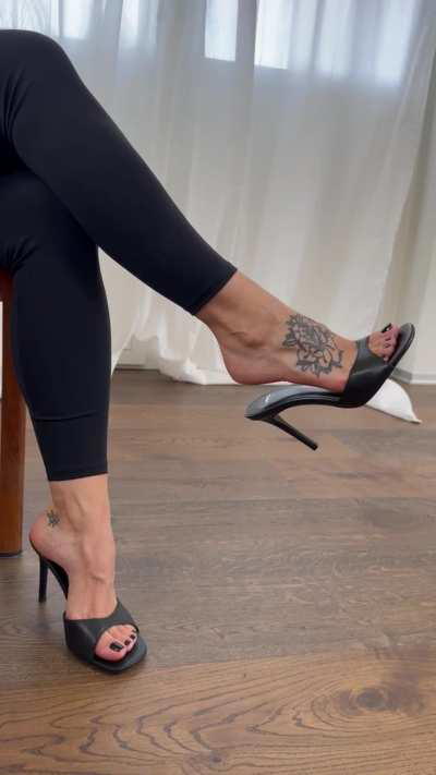 Dare you to resist these tantalizing black toe nails.