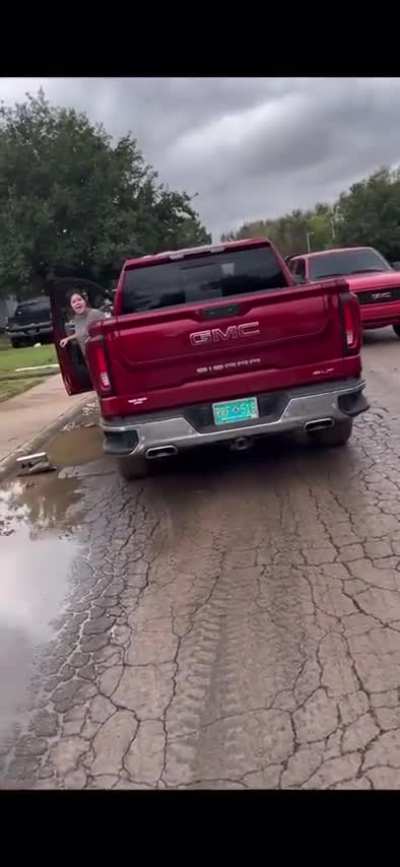 Neighbor confronts a lady stealing. 