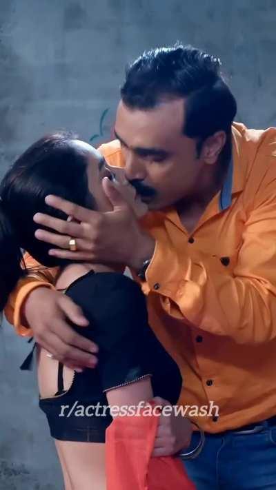 Leena Jumani Hot Scene in Paro [Prevue -1]