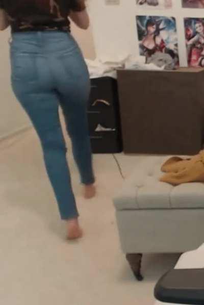 Pokimane's ass in jeans is the best