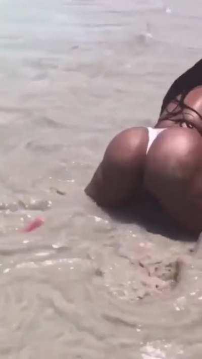 Ass On The Beach 🏖🍑😍