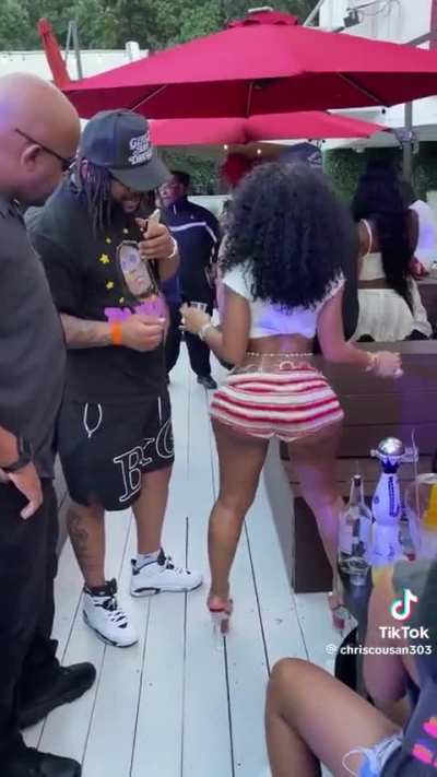 Lil thick ass twerking in public