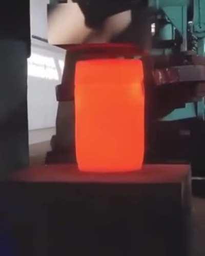 Compressing hot metal with hydraulic press